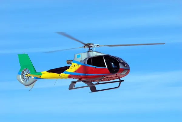 Voar pequeno helicóptero — Fotografia de Stock