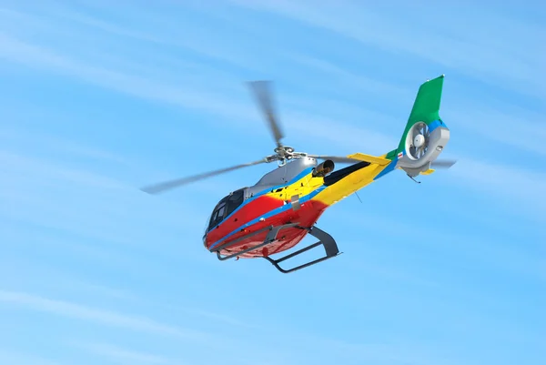 Voar pequeno helicóptero — Fotografia de Stock