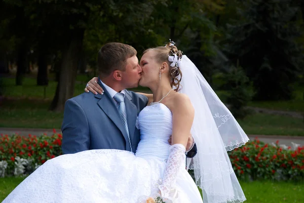 Bröllopet kiss — Stockfoto