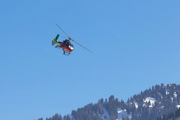 Volar helicóptero pequeño en la montaña de invierno —  Fotos de Stock