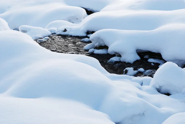 雪と小さなクリーク — ストック写真