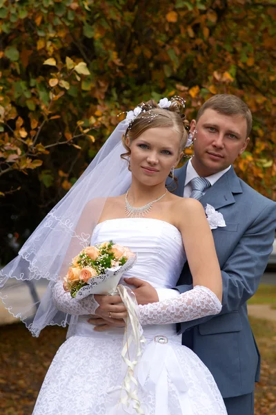 Pareja recién casada en el parque de otoño — Foto de Stock