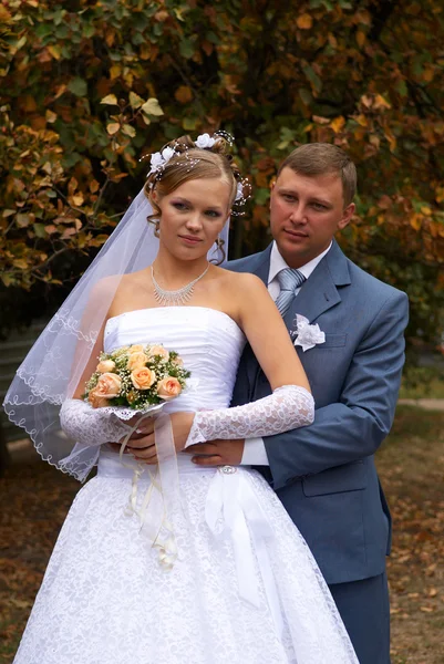 Pareja recién casada en el parque de otoño — Foto de Stock