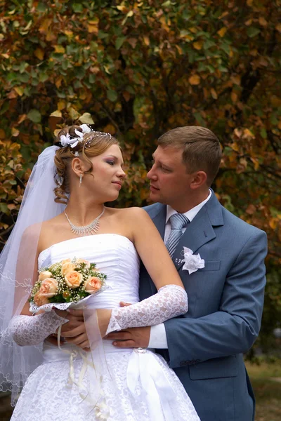 Couple nouvellement marié dans le parc d'automne — Photo