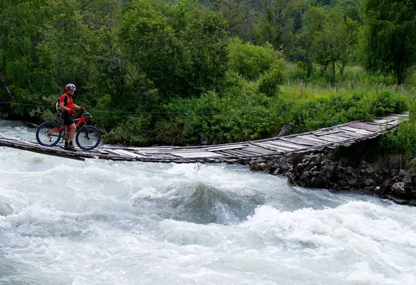 Vélo sur pont hors-bord — Photo