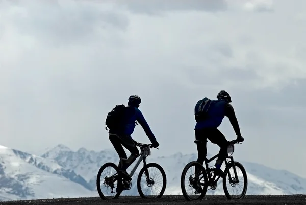 Silhouet twee mountainbikers — Stockfoto