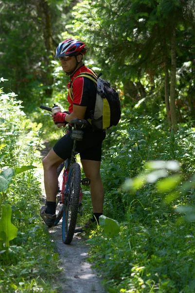 Wartender Biker im Wald — Stockfoto