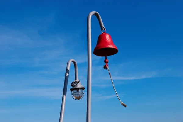 Rote Schiffsglocke und Lampe — Stockfoto