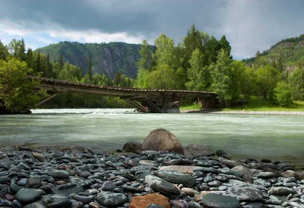 Aan de wal berg rivier — Stockfoto