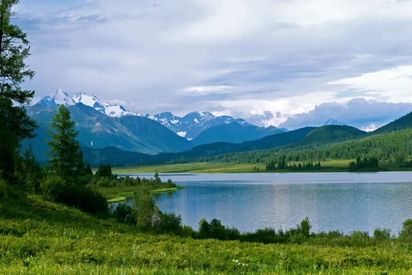 Belukha góry i jezioro yazovoe — Zdjęcie stockowe