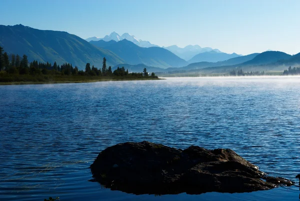Ранковий туман на озері — стокове фото