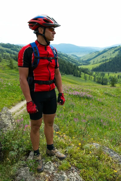 Mountainbike-åkaren och landsbygdens landskap — Stockfoto