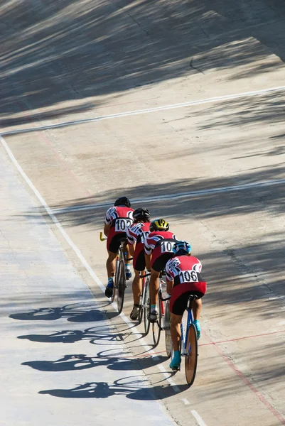 Equipe de ciclismo de corrida no velódromo — Fotografia de Stock