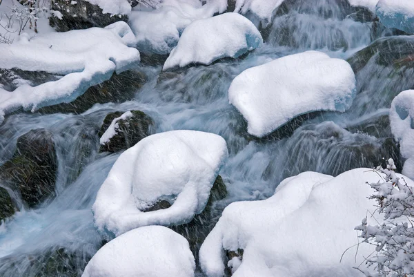 Inverno montagna torrente cascate durante la nevicata — Foto Stock