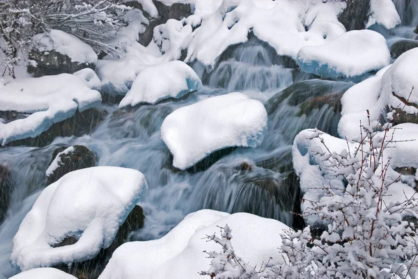 Winter berg creek watervallen tijdens sneeuwval — Stockfoto