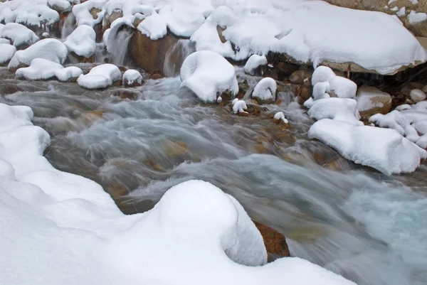 Creek de montanha de inverno durante a queda de neve — Fotografia de Stock