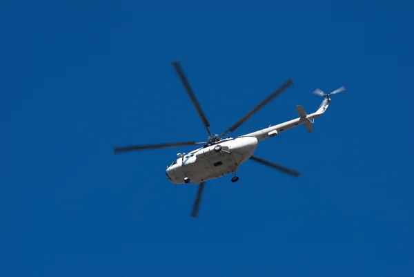 Vola grosso elicottero — Foto Stock