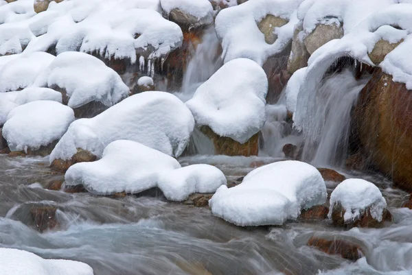 Invierno arroyo de montaña durante las nevadas —  Fotos de Stock