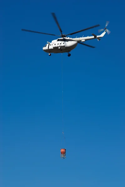 Elicottero a mosca con carico su corda — Foto Stock