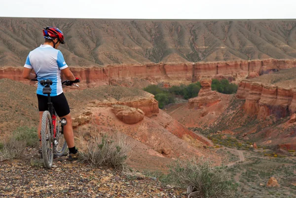 Ciclista de montaña y Cañón Temirlik — Foto de Stock
