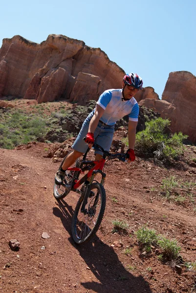 Biciclista de montanha em Canyon — Fotografia de Stock
