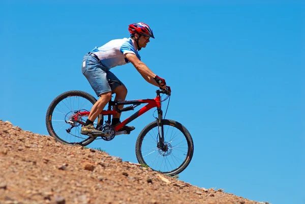 Ciclista de montaña cuesta abajo — Foto de Stock
