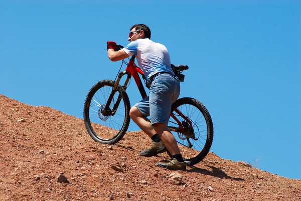 Indirmek için yokuş yukarı Mountainbiker — Stok fotoğraf