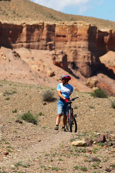 Biciclista de montanha em Canyon — Fotografia de Stock