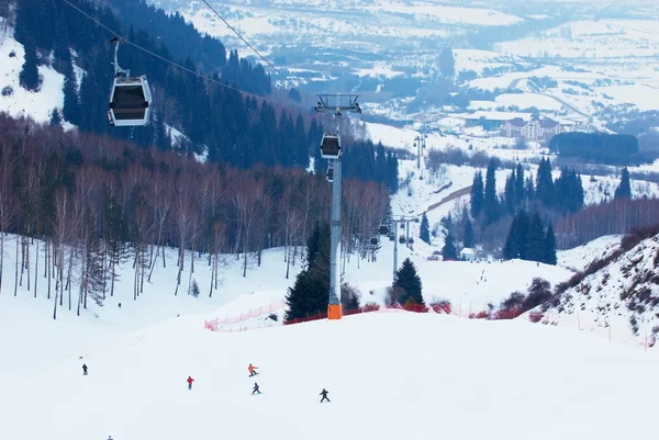 Winterskigebiet in den Bergen — Stockfoto