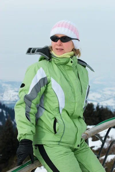 Femme sur la station de ski — Photo