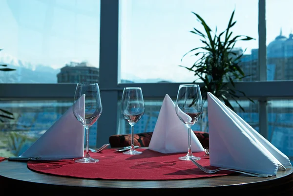 Kleiner Tisch im Restaurant — Stockfoto