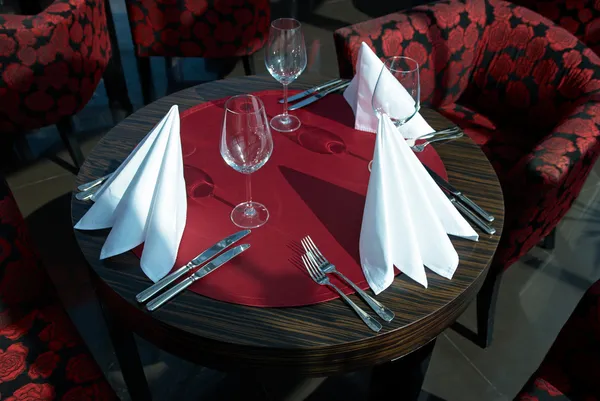 Malý stůl v restauraci — Stock fotografie