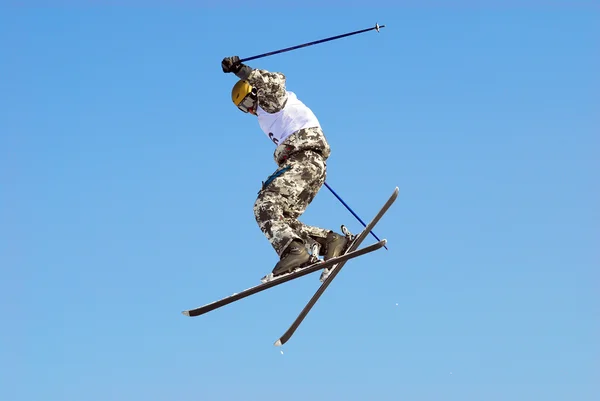 滑雪者极端跳 — 图库照片