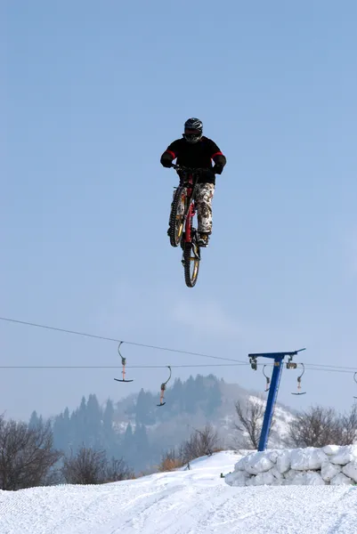 Motociclista extremo volar en aire grande — Stockfoto