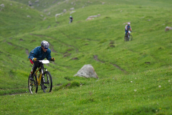 Беговые гонки под дождем
