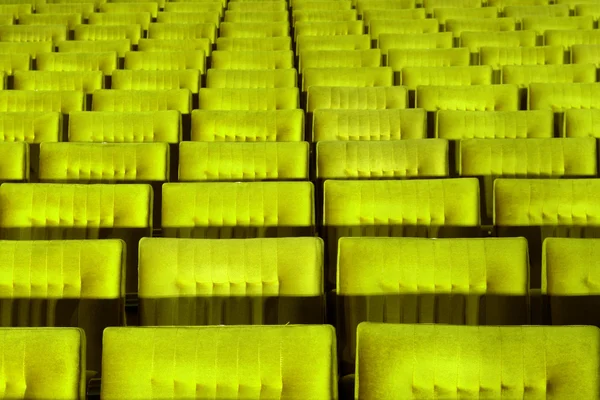 Gelbe Konzertsaalsitze. — Stockfoto