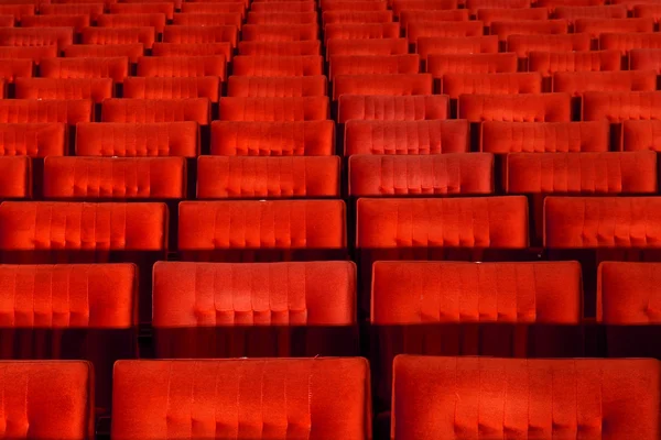 Červená koncertní sál sedačky. — Stock fotografie