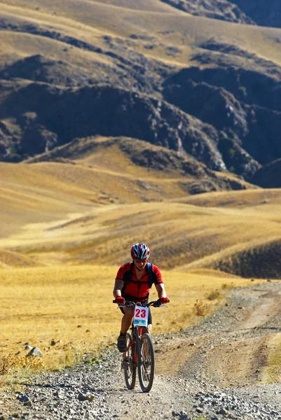 Montanha motociclista corrida no deserto — Fotografia de Stock
