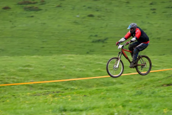 Moto sfocata volare in discesa corsa in bicicletta — Foto Stock