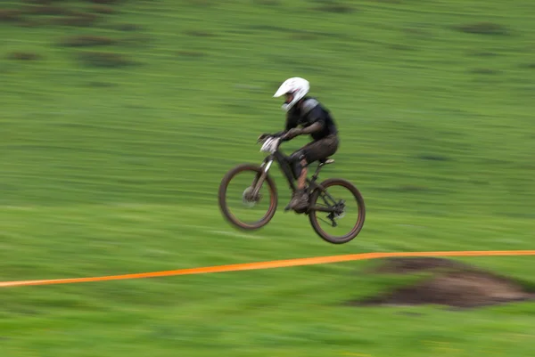 Motociclista salto di velocità — Foto Stock