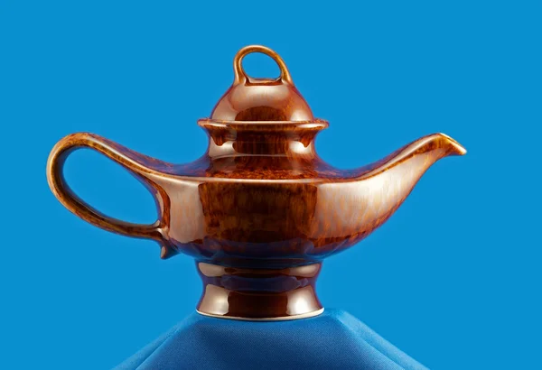 Stylische East Teekanne auf blau — Stockfoto