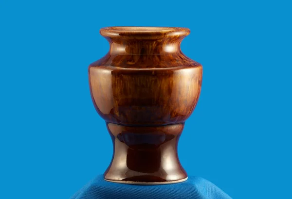 Stilvolle Vase aus Teeservice auf blau — Stockfoto
