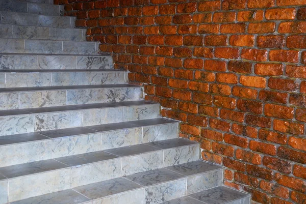 Escalera y pared de ladrillo — Foto de Stock