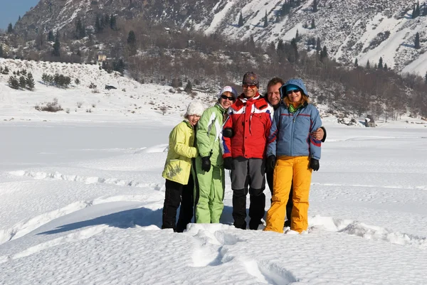 Vrienden in winter mountain — Stockfoto