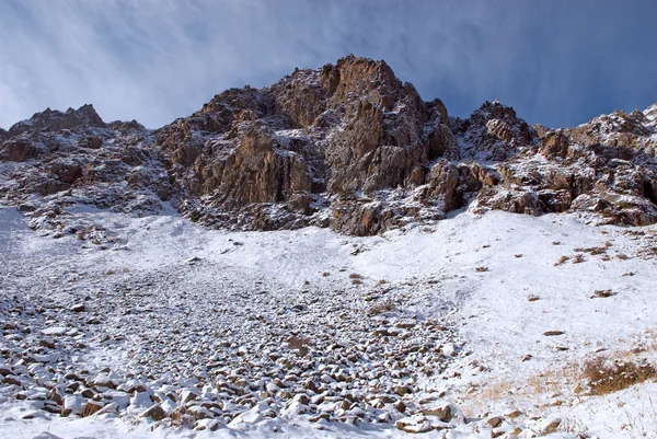 Yüksek dağ kayalarda kış — Stok fotoğraf