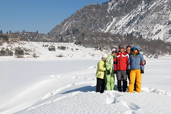 Vänner i vinter mountain — Stockfoto