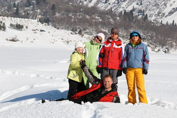 Friends in winter mountain — Stock Photo, Image