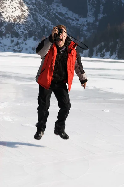 Principal en rojo con foto saltando en invierno mountai — Foto de Stock