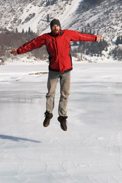 Kırmızı kış dağ Gölü üzerinde atlama içinde ana — Stok fotoğraf
