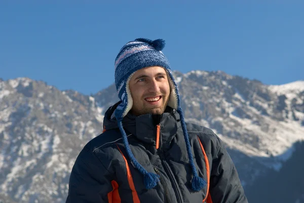 Homem sorridente na montanha de inverno — Fotografia de Stock